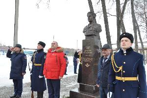 В Ишимбае установили бюст Герою России Александру Доставалову DSC_1578.JPG